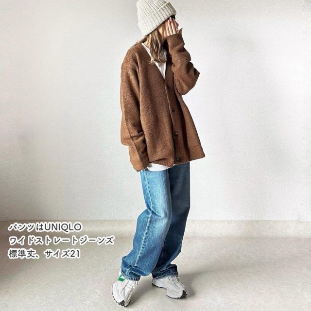 GU「ブラッシュドヤーンカーデ」デニムコーデの女性横向き