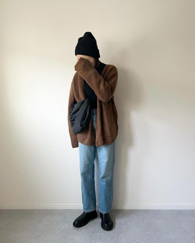 GU「ブラッシュドヤーンカーデ」ブラック＆デニムコーデの女性