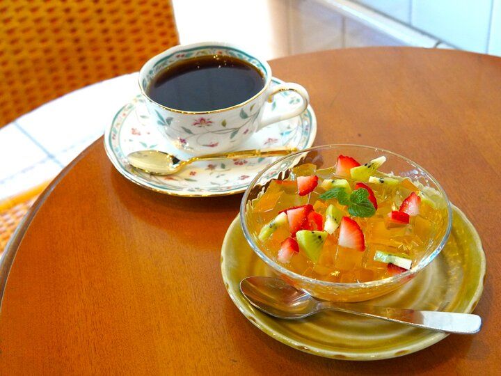 アートな花のお茶をポットから注いで異国情緒を楽しむひととき♪横浜中華街「The CAFE」