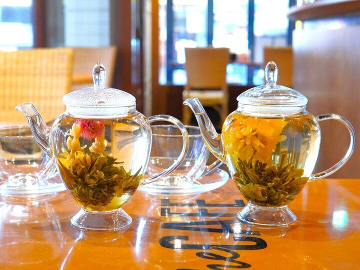 アートな花のお茶をポットから注いで異国情緒を楽しむひととき