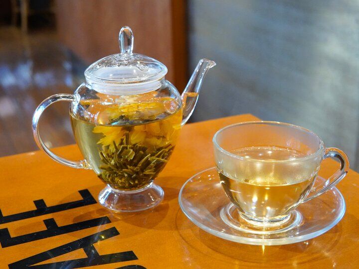 アートな花のお茶をポットから注いで異国情緒を楽しむひととき♪横浜中華街「The CAFE」