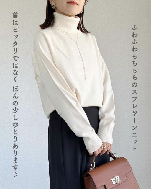 UNIQLOの3Dスフレヤーンタートルネックセーターを着用している