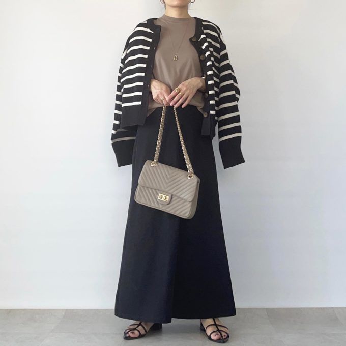 ボーダーカーディガン×UNIQLOのブラックの「ナローフレアマキシスカート」