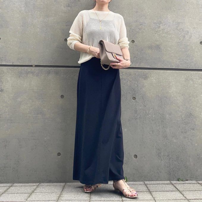 3Dメッシュクルーネックセーター×UNIQLOのブラックの「ナローフレアマキシスカート」