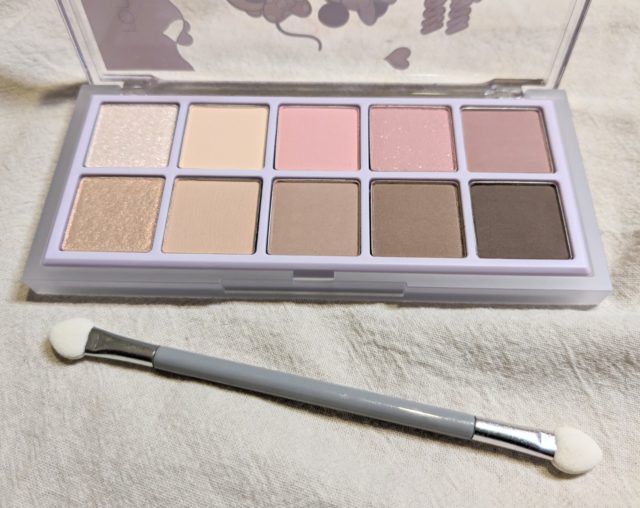 ディズニーストアとrom＆ndのコスメアイテムの写真