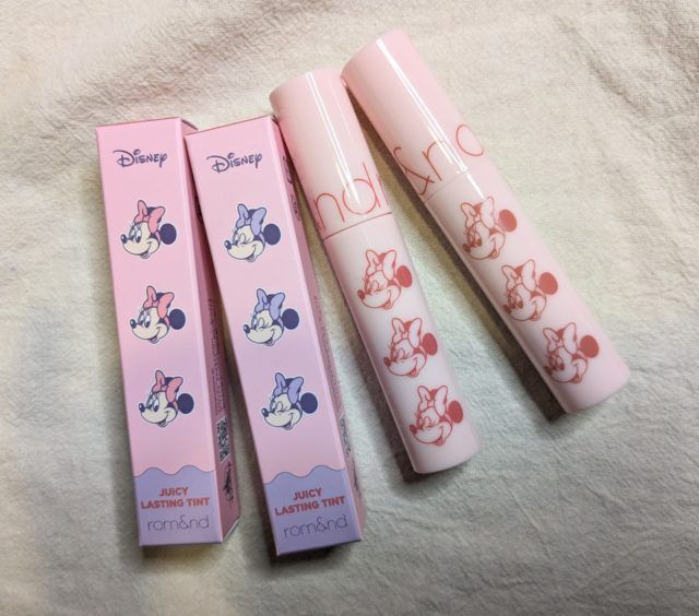 ディズニーストアとrom＆ndのコスメアイテムの写真