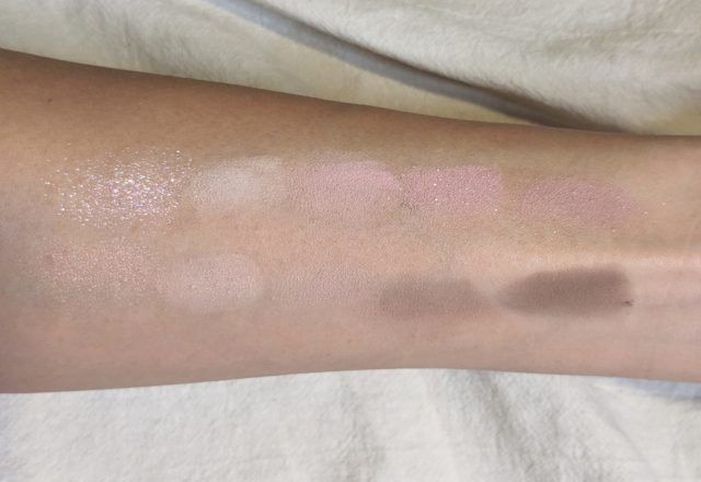 ディズニーストアとrom＆ndのコスメアイテムの写真