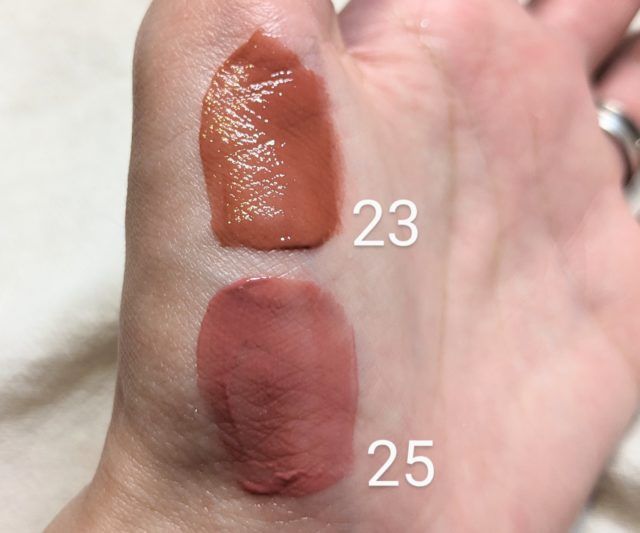 ディズニーストアとrom＆ndのコスメアイテムの写真