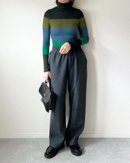 グリーンのボーダー柄のニットを着用した全身コーデ