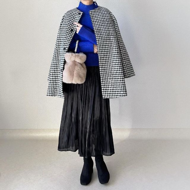 ブルーのニットを着用した全身コーデ