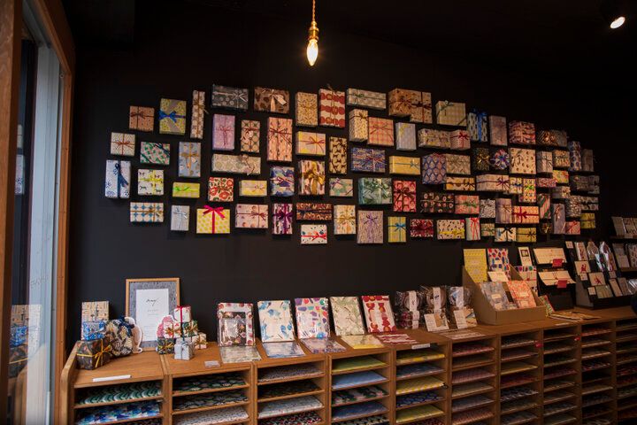 何を包むかわくわく♪ラッピングペーパーの専門店「REGARO PAPIRO 東京蔵前店」