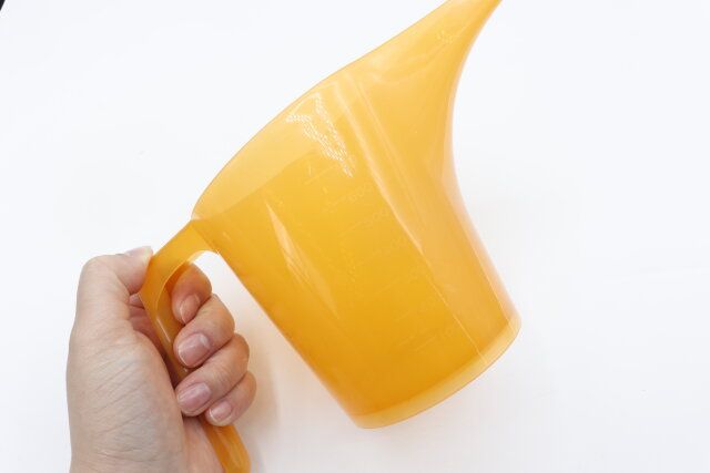 セリアの園芸用水差し オレンジの持ち手