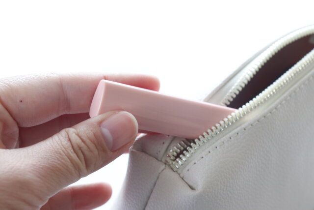 カミソリ（顔剃り／眉毛用・本体＋替刃3本）のサイズ感