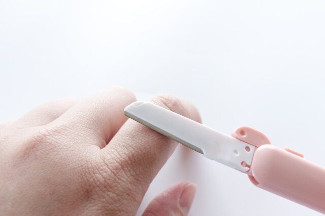 カミソリ（顔剃り／眉毛用・本体＋替刃3本）の使用例