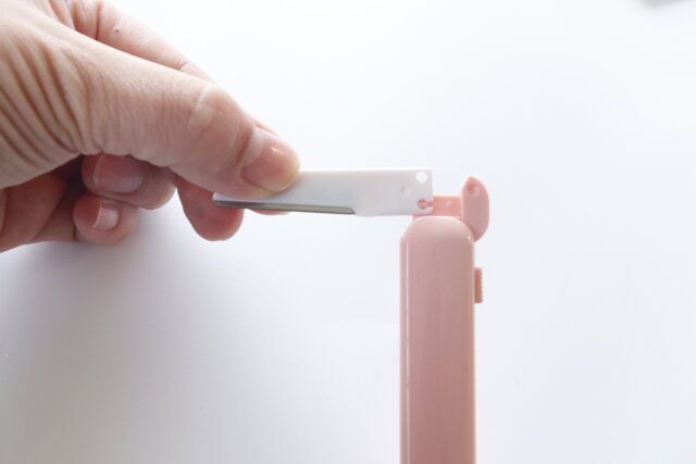 カミソリ（顔剃り／眉毛用・本体＋替刃3本）の取り替え方