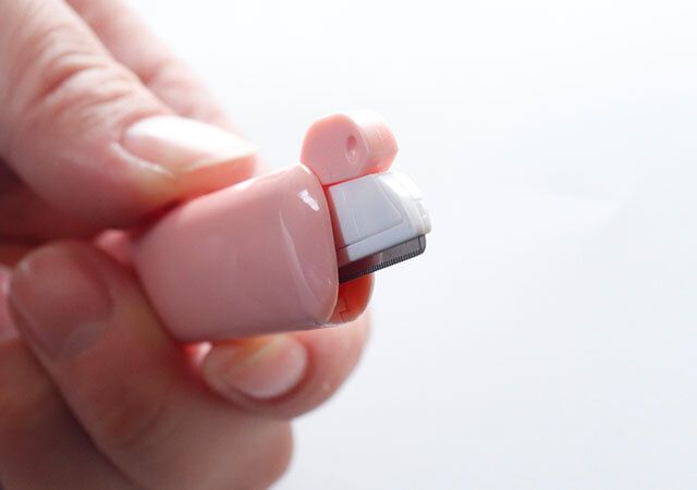 カミソリ（顔剃り／眉毛用・本体＋替刃3本）の使い方