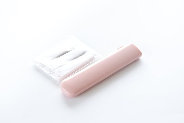 カミソリ（顔剃り／眉毛用・本体＋替刃3本）の全体像