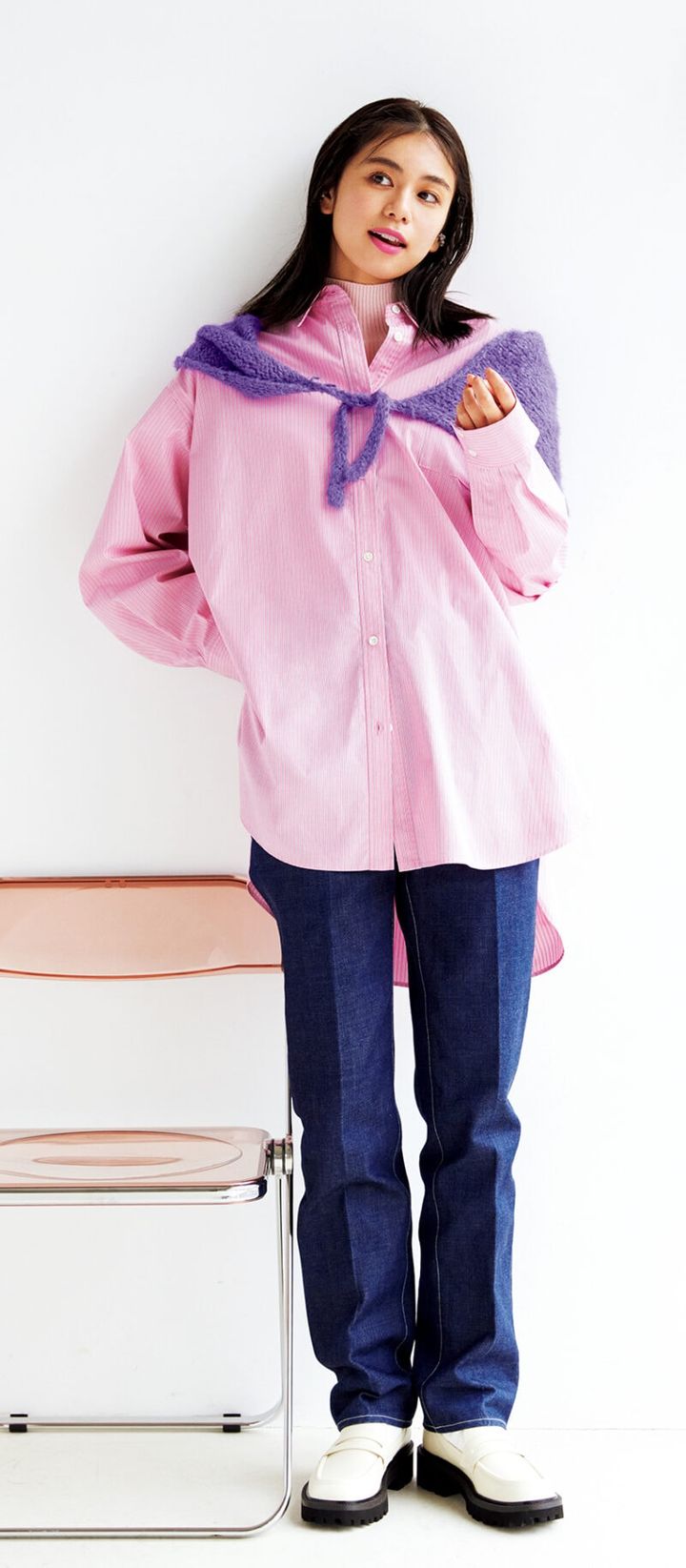 ストール￥30,800（イエナ／メゾン イエナ） シャツ￥17,930（メゾンスペシャル／メゾンスペシャル 青山店） ニット￥8,800（ユー バイ スピック＆スパン／ユー バイ スピック＆スパン ルミネ池袋店） パンツ￥33,000（ロエフ／エイチ ビューティ＆ユース） イヤカフ（2個セット）￥12,800（ジェンマ アルス） ソックス￥1,980（ロスターソックス × グリーンレーベル リラクシング／ユナイテッドアローズ グリーンレーベル リラクシング ルミネ有楽町店） シューズ￥10,900（チャールズ＆キース／チャールズ＆キース ジャパン）