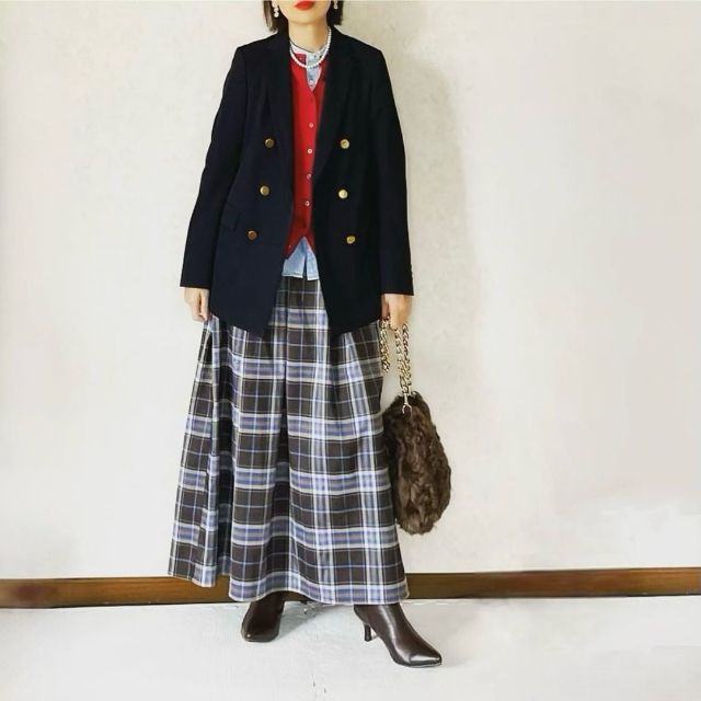 ネイビーのジャケットとブルーのシャツと赤のカーディガンの全身コーデ