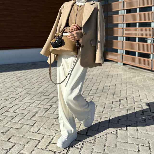 ベージュのジャケットとベージュのカーディガンの全身コーデ