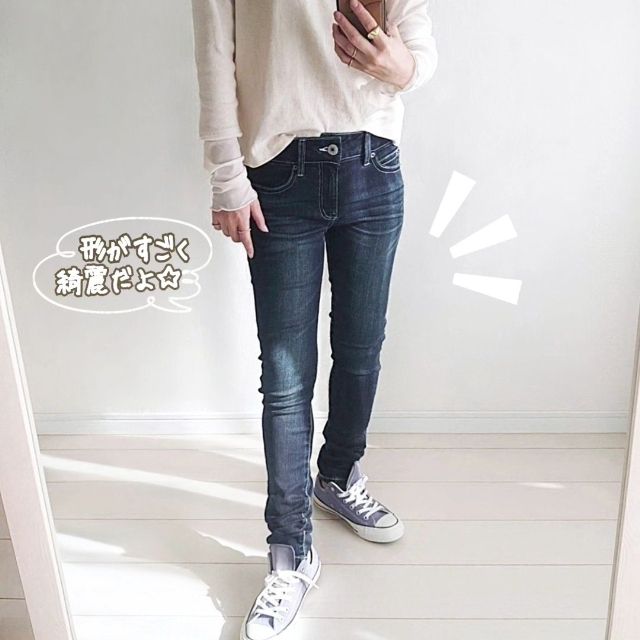 スキニーデニムを着用している