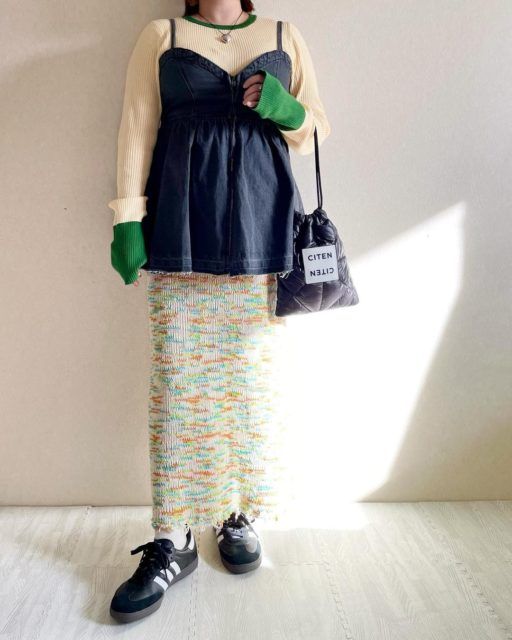 アイボリーとグリーンのハイショクユビアナCNPO×デニムビスチェを着用したコーデ