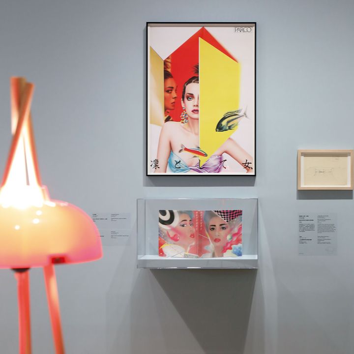 『Things, Spaces, Interactions』展より、山口はるみによる渋谷パルコのポスターと、そのエアブラシ技法に影響を受けたアラン・チャンが描いたアニタ・ムイの作品を並べて展示。