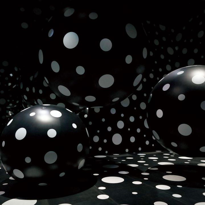 草間彌生の「Dots Obsession―Aspiring to Heaven's Love」。