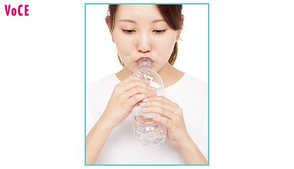 ペットボトルで頬の筋トレ