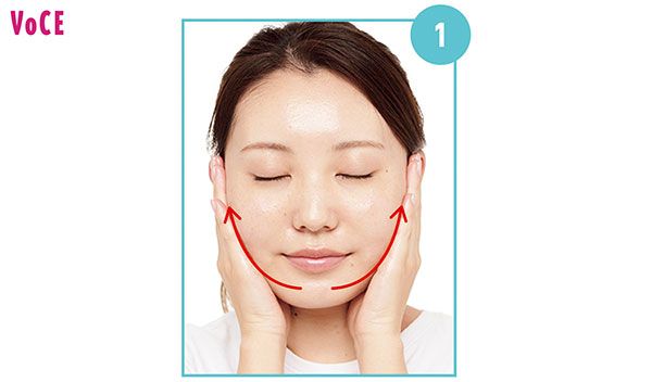 1.オイルを顔の内側から外側に向けて塗布