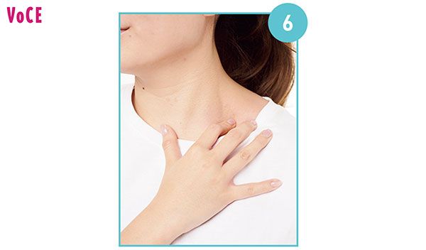 6.鎖骨までオイルを塗ってほどよい強さでマッサージ
