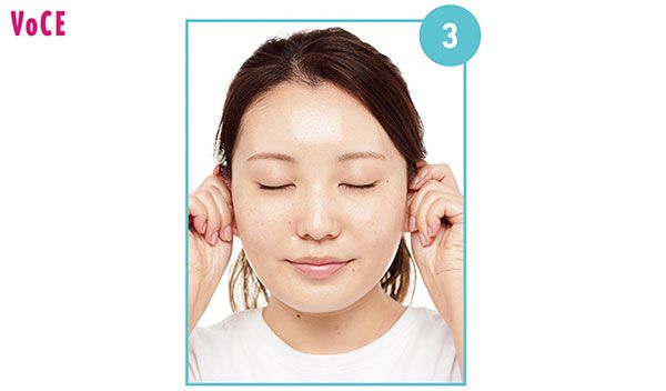 3.耳まわりの皮膚も顔と同じようにオイルを塗布