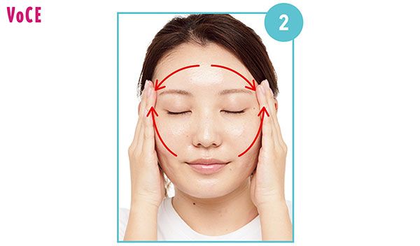 2.頬からこめかみに向かって引き上げつつ、額からこめかみにも流す