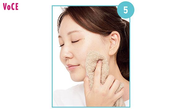 5.十分にオイルが浸透したタイミングで、蒸しタオルでふき取っていく