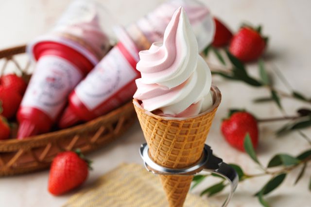 「Uchi Café×ICHIBIKO いちごミルクワッフルコーン」