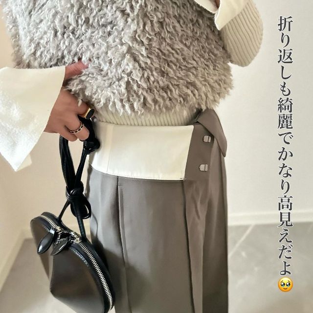 ベージュの折り返しウエストワイドパンツのう折り返しウエスト部分