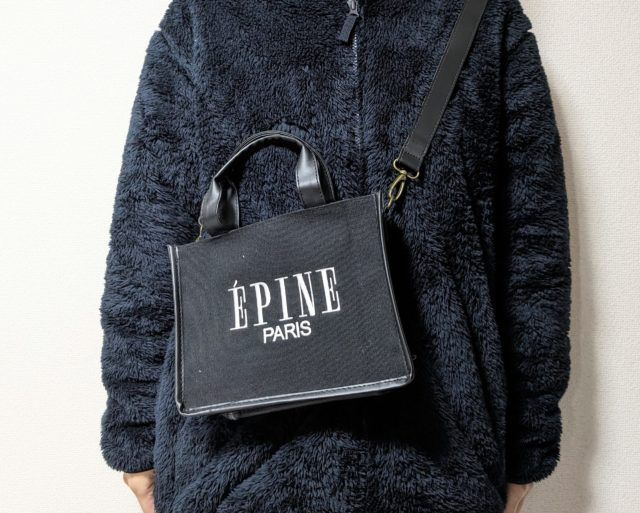 肩にかけたところ