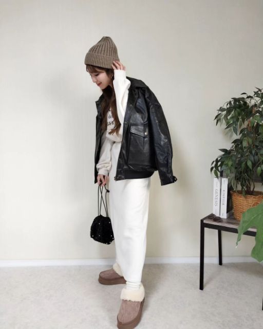 黒のレザージャケットと白のスウェットの全身コーデ