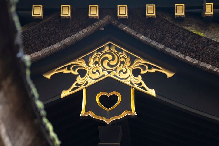 本来は猪目（いのめ）と呼ばれる図柄で、魔除けや招福の意味がある