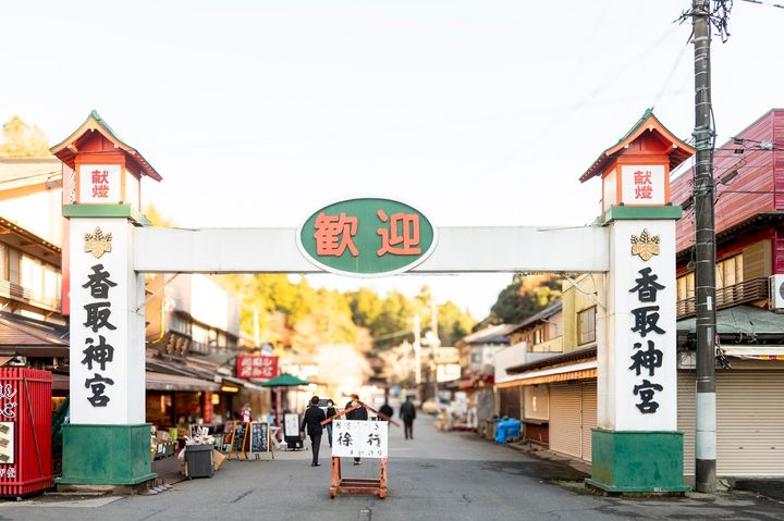賑やかな参道商店街の入口
