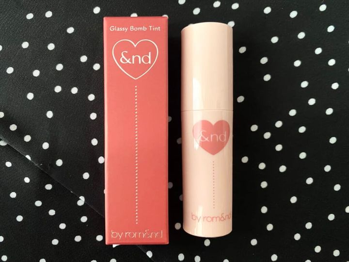 「アンドバイロムアンド グラッシーボムティント」5.5g VD02