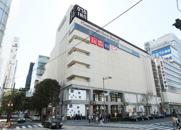 スーパー「オーケー銀座店」が入るビル（東京都中央区、時事通信フォト）