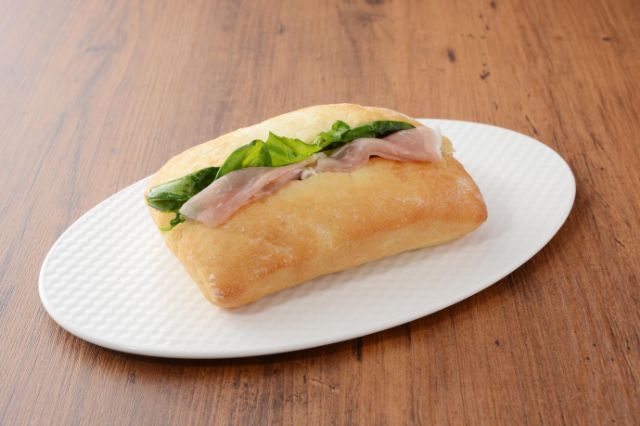 パンとエスプレッソと監修 生ハムとルッコラのチャバタ