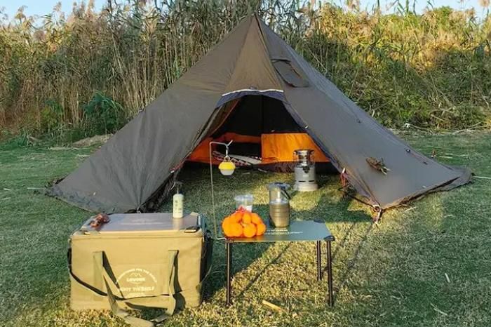 LOVORKのバッグとテーブルイメージ