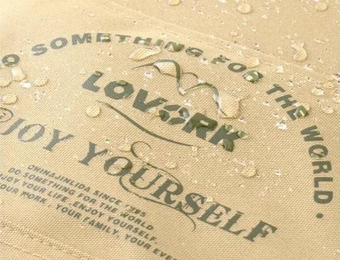 LOVORKのバッグが水滴を弾いているイメージ