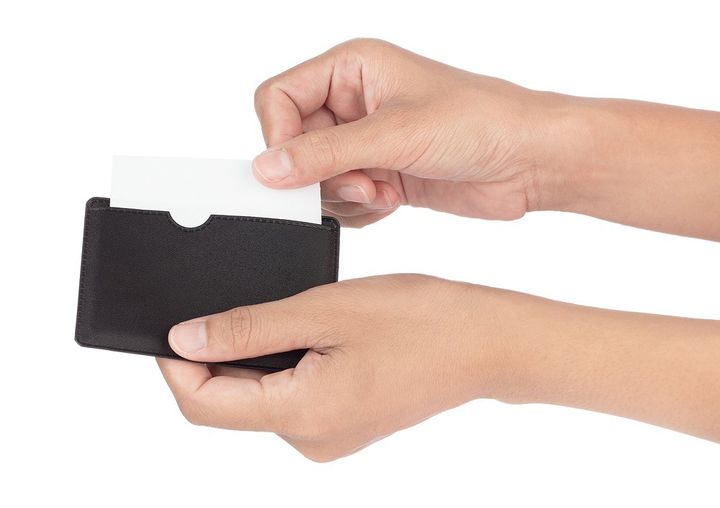 名刺入れから名刺を取り出す手