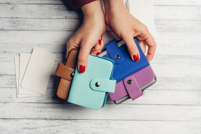 手で持ったカラフルな名刺入れ