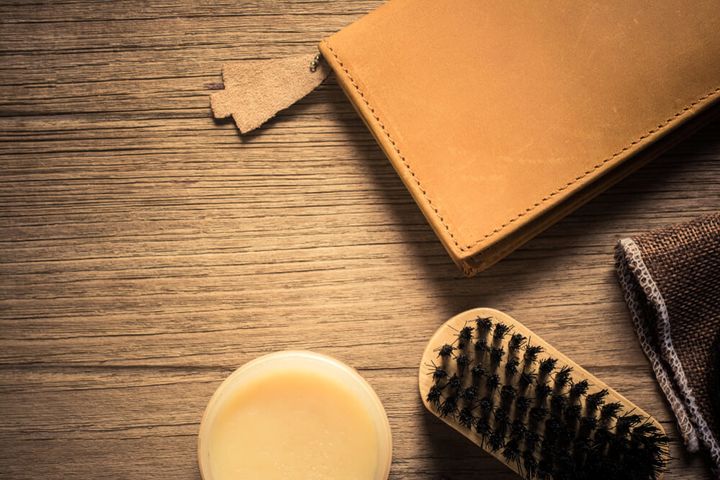 手入れ用のクリームや専用ブラシ