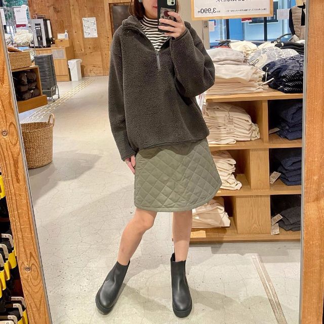 フリースプルオーバーとキルティングスカートのコーデ
