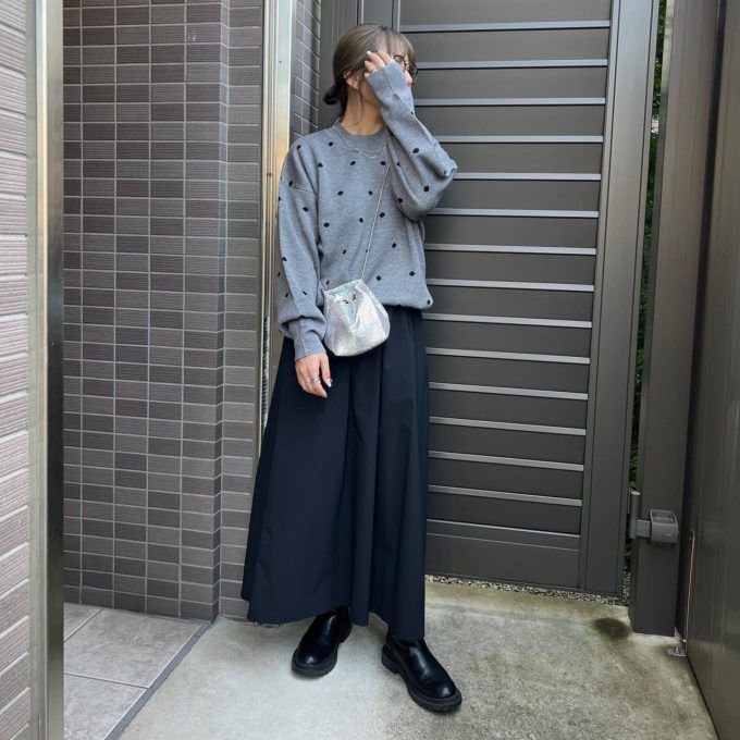 ドット柄ニットプルオーバー×UNIQLOのブラックの「ボリュームロングスカート」
